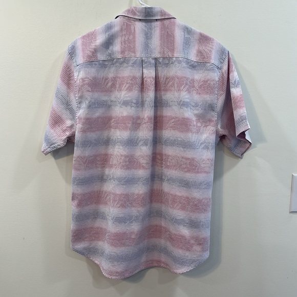 Tommy Bahama short sleeve button down shirt. 
Size Medium 
100% Cotton - Picture 5 of 8